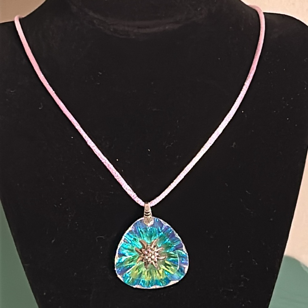 Iridescent Flower Pendant Necklace Cottagecore Aurora Borealis Edelweiss Choker - Picture 7 of 8